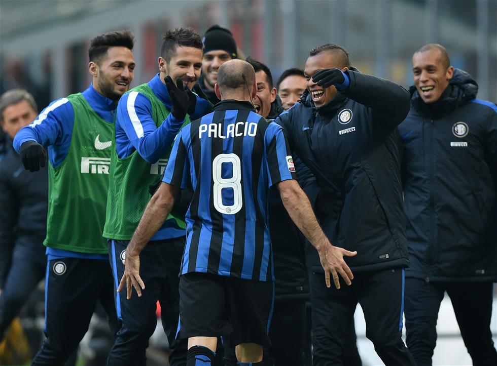 篮球勇士球星连中五记三分引全场欢呼（勇士球星连飙五记三分引爆全场欢呼）