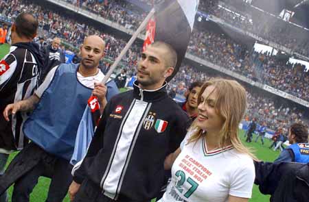 国足重建计划：明年初集结，放弃30岁+老将，蒋圣龙等人成核心（国足开启重塑：明年初集训，30岁以上老将退居二线，蒋圣龙领衔新核心）