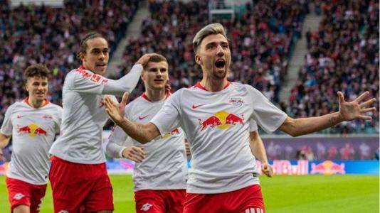 梅西正面交锋穆勒夺冠！梅西vs穆勒交手记录升至4胜7负（梅西与穆勒巅峰对决争冠，交手战绩更新至4胜7负）