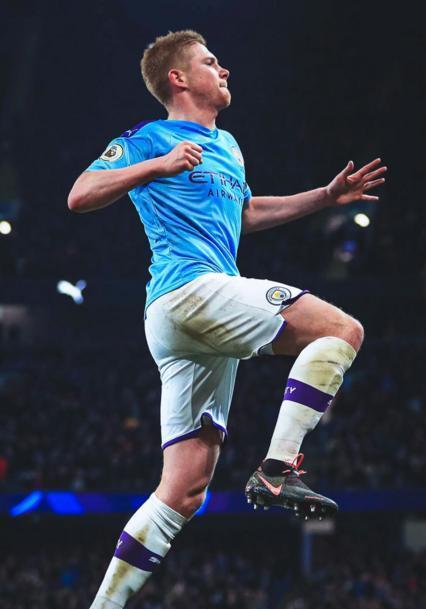 调皮二娃上线，穆勒庆祝夺冠时和25号队友高尔德顶牛假装受伤（穆勒夺冠庆祝与25号高尔德顶牛嬉闹，二娃调皮上演装伤）