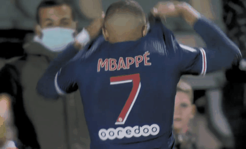 球员赛后把球衣送给癌症小球迷