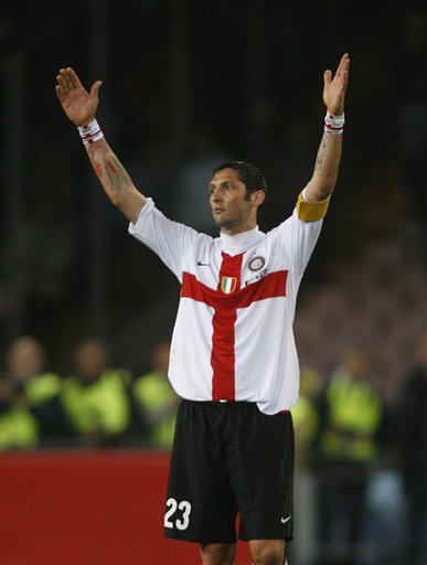 从前的对手再度相遇，博格巴与萨内欧冠相遇赛后寒暄（旧敌重逢：博格巴与萨内欧冠赛后握手致意）