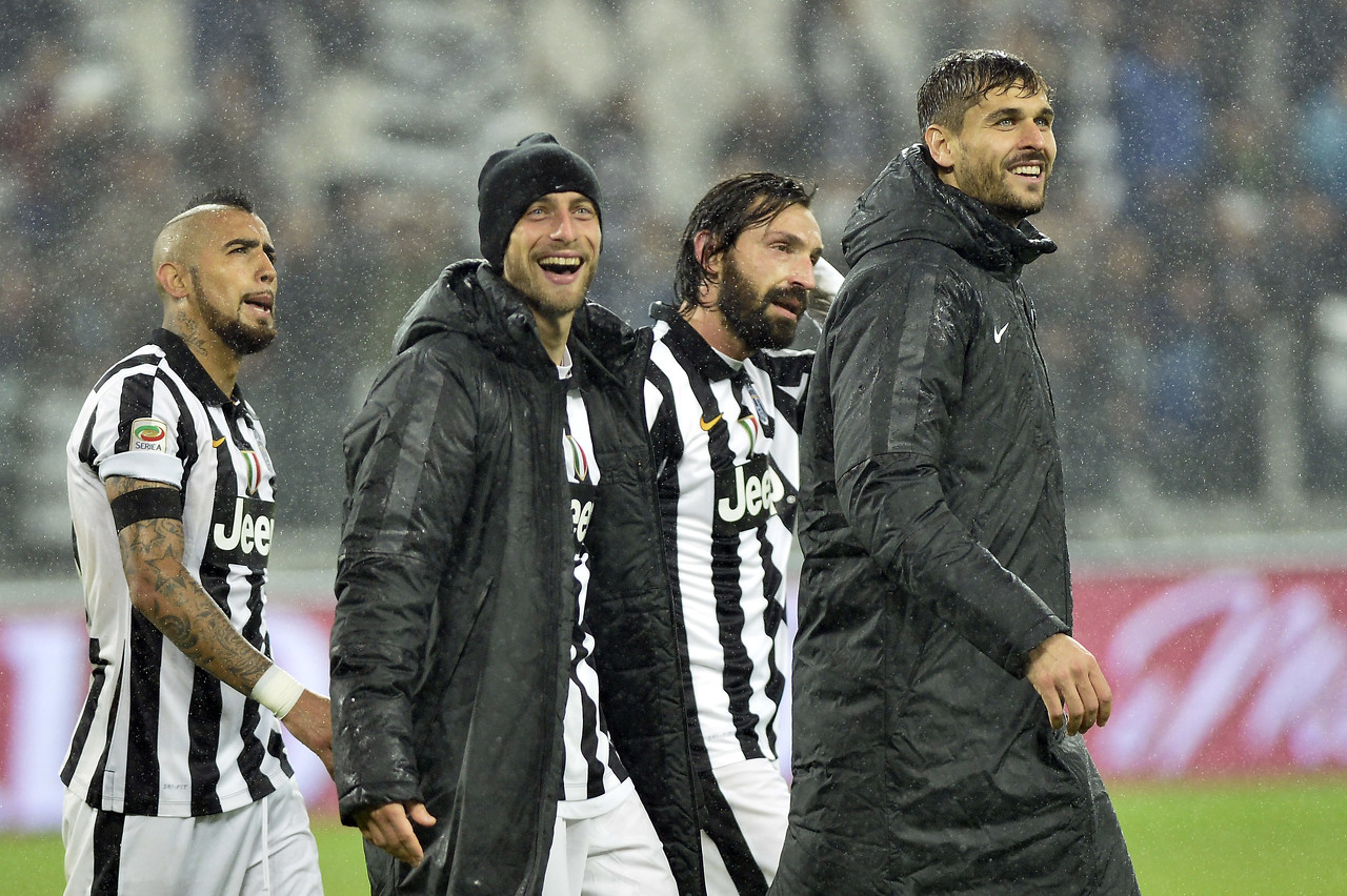 湖人詹姆斯关键三分锁定胜利（詹姆斯命中致胜三分，湖人拿下胜利）