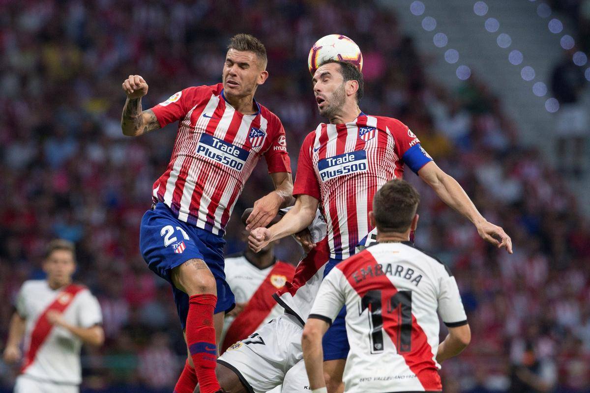 前锋关键时刻破门，球队士气高涨（射手临危建功，全队斗志被点燃）