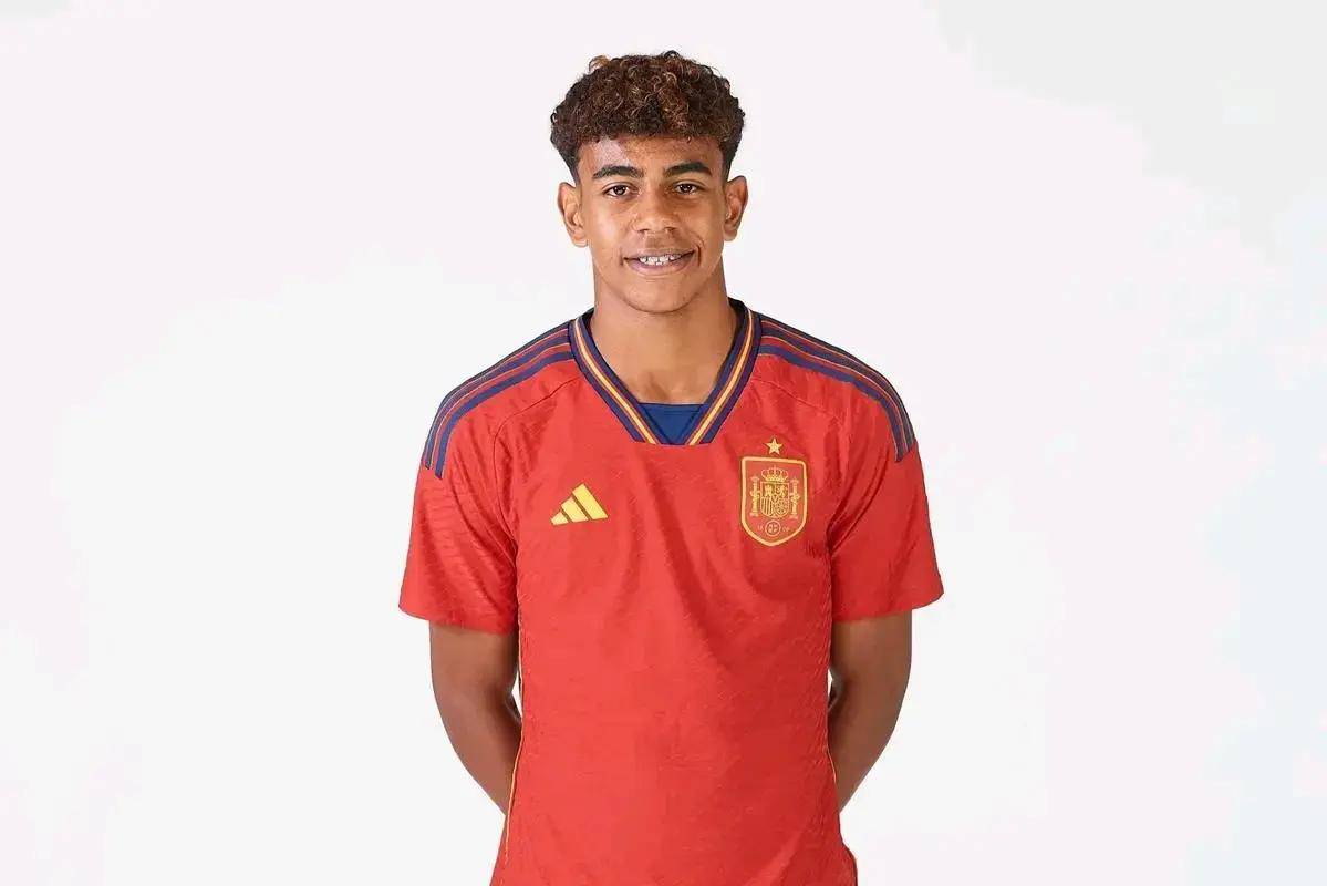 TA：埃切韦里倾向于租借加盟英超俱乐部；德甲球队也有意尼潘（TA：埃切韦里更倾向以租借形式加盟英超；德甲多队有意尼潘）